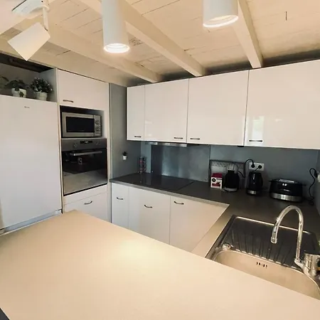 Beautiful Duplex Near Downtown Apartment